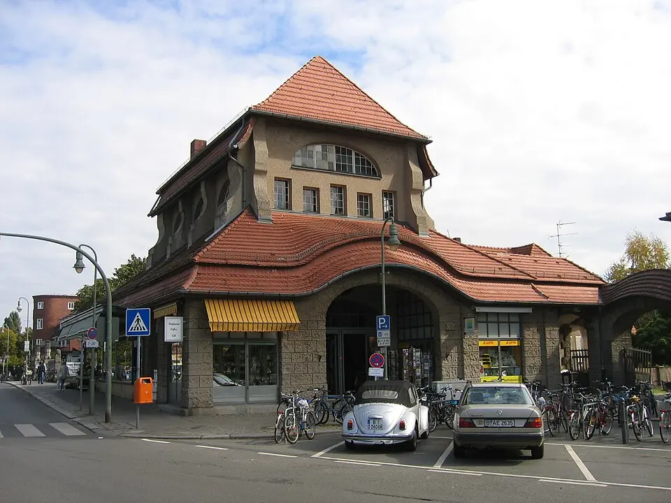 Bild: A.Savin · CC BY-SA 3.0 Bahnhof Berlin-Frohnau