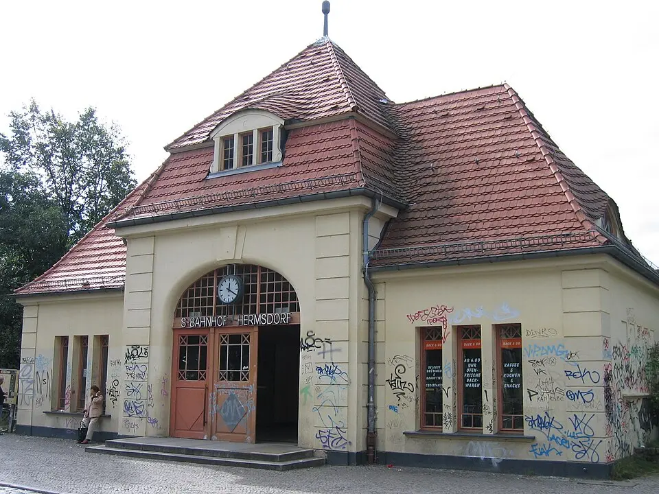 Bild: A.Savin · CC BY-SA 3.0 Bahnhof Berlin-Hermsdorf