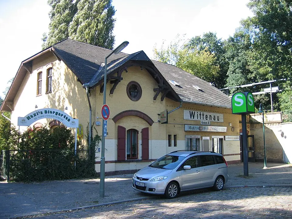 Bild: A.Savin · CC BY-SA 3.0 Bahnhof Berlin Karl-Bonhoeffer-Nervenklinik