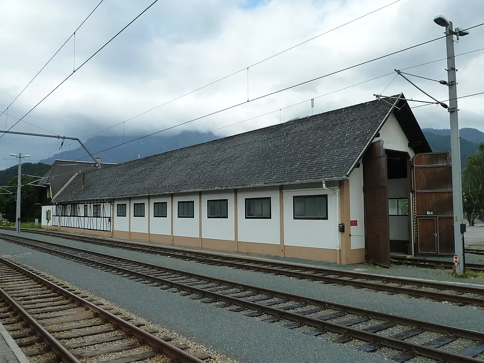 Image: Global Fish · CC BY-SA 4.0 Lokschuppen an der Nordseite des Bahnhofs Reutte