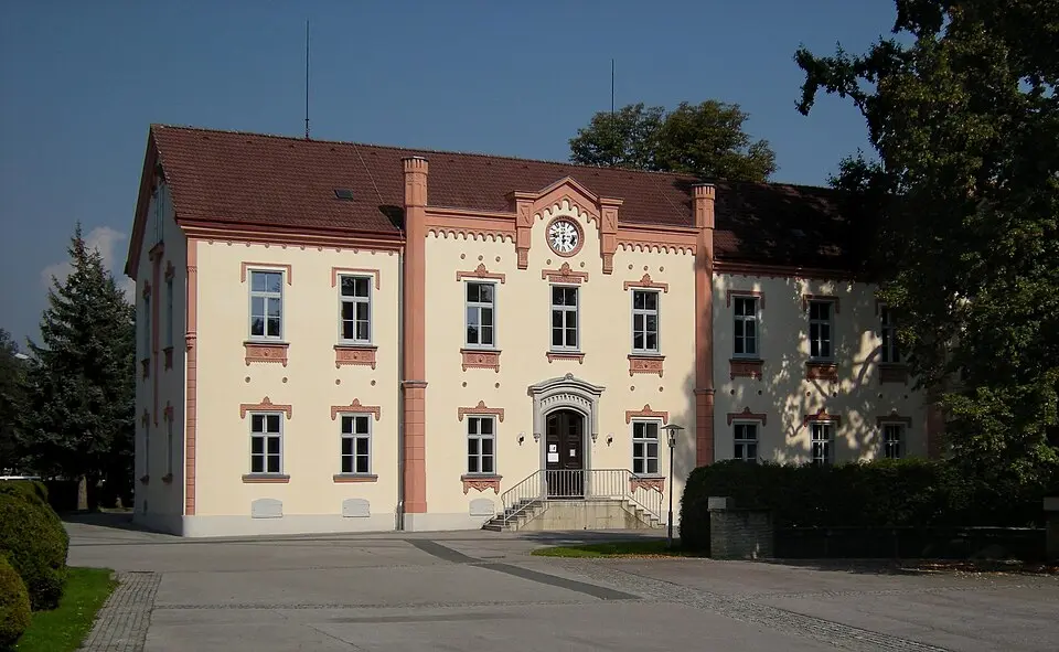 Bild: user:W. · CC BY-SA 3.0 Nebengebäude der ehem. Kadettenschule