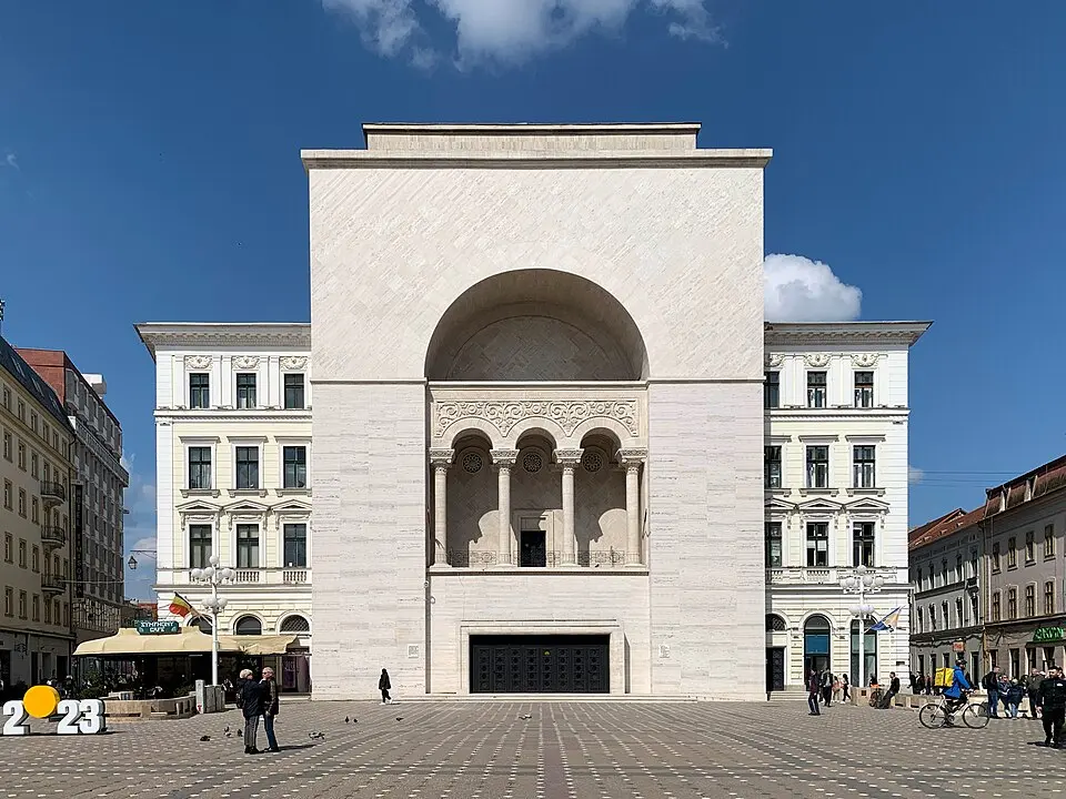 Immagine: Chainwit. · CC BY-SA 4.0 Ciarda Roșie