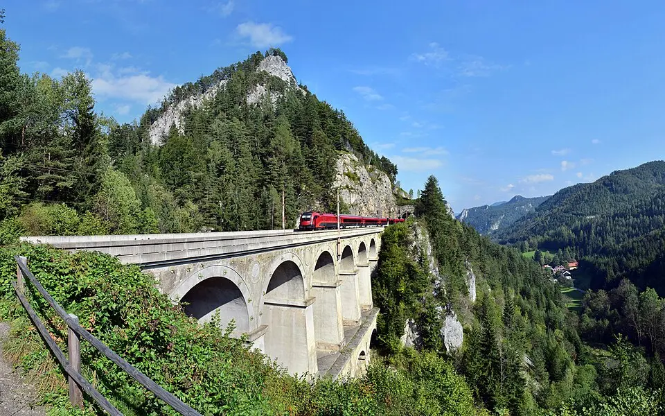 Bild: Haeferl · CC BY-SA 3.0 AT Die Semmeringbahn – UNESCO-Welterbe