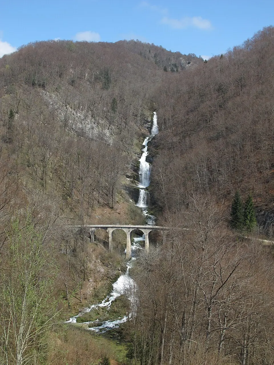 Obrázok: KlausFoehl · CC BY-SA 4.0 cascade du Bief de la Ruine