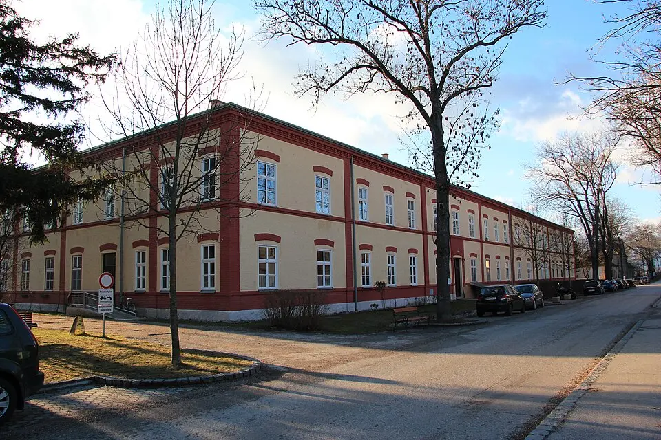Image: Karl Gruber · CC BY-SA 3.0 Arbeiter-/Angestelltenwohnhaus