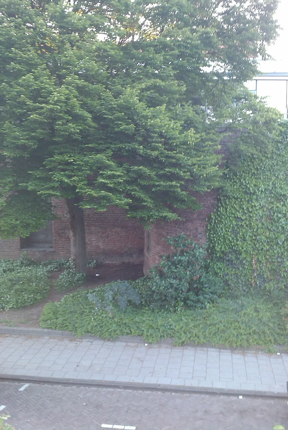 Deel middeleeuwse stadsmuur (binnenring) met toren
