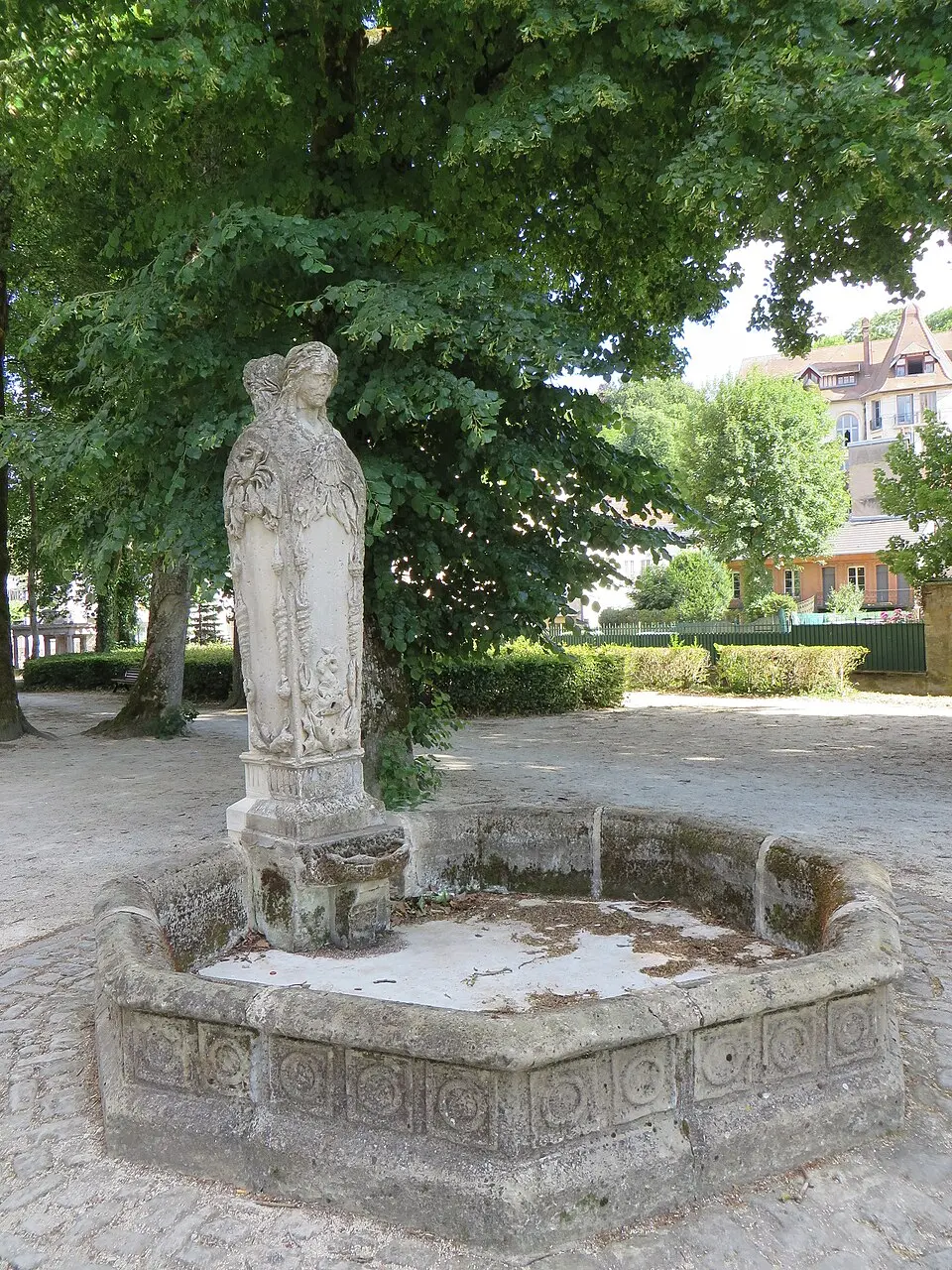Obrázok: BUFO88 · CC BY-SA 3.0 ruines gallo-romaines de Bourbonne-les-Bains
