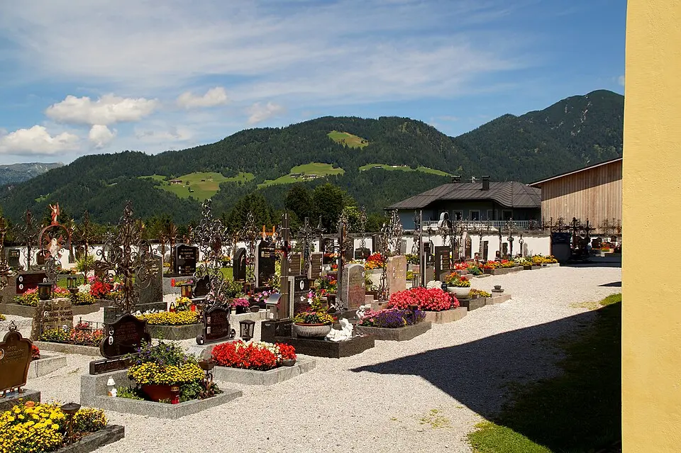 Friedhof mit Josefskapelle und Kriegerdenkmal