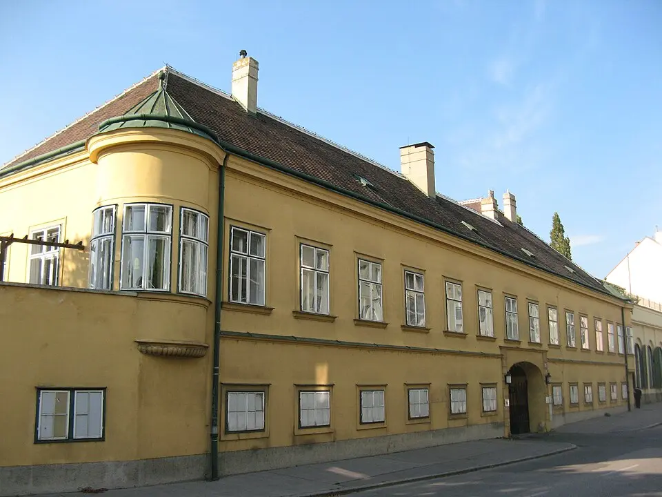 Bild: Buchhändler · CC BY-SA 3.0 Gesamtanlage, ehemalige Teile der Brauerei Schwechat (Brauhaus, ehem. Dieselzentrale, Gartenpavillon)