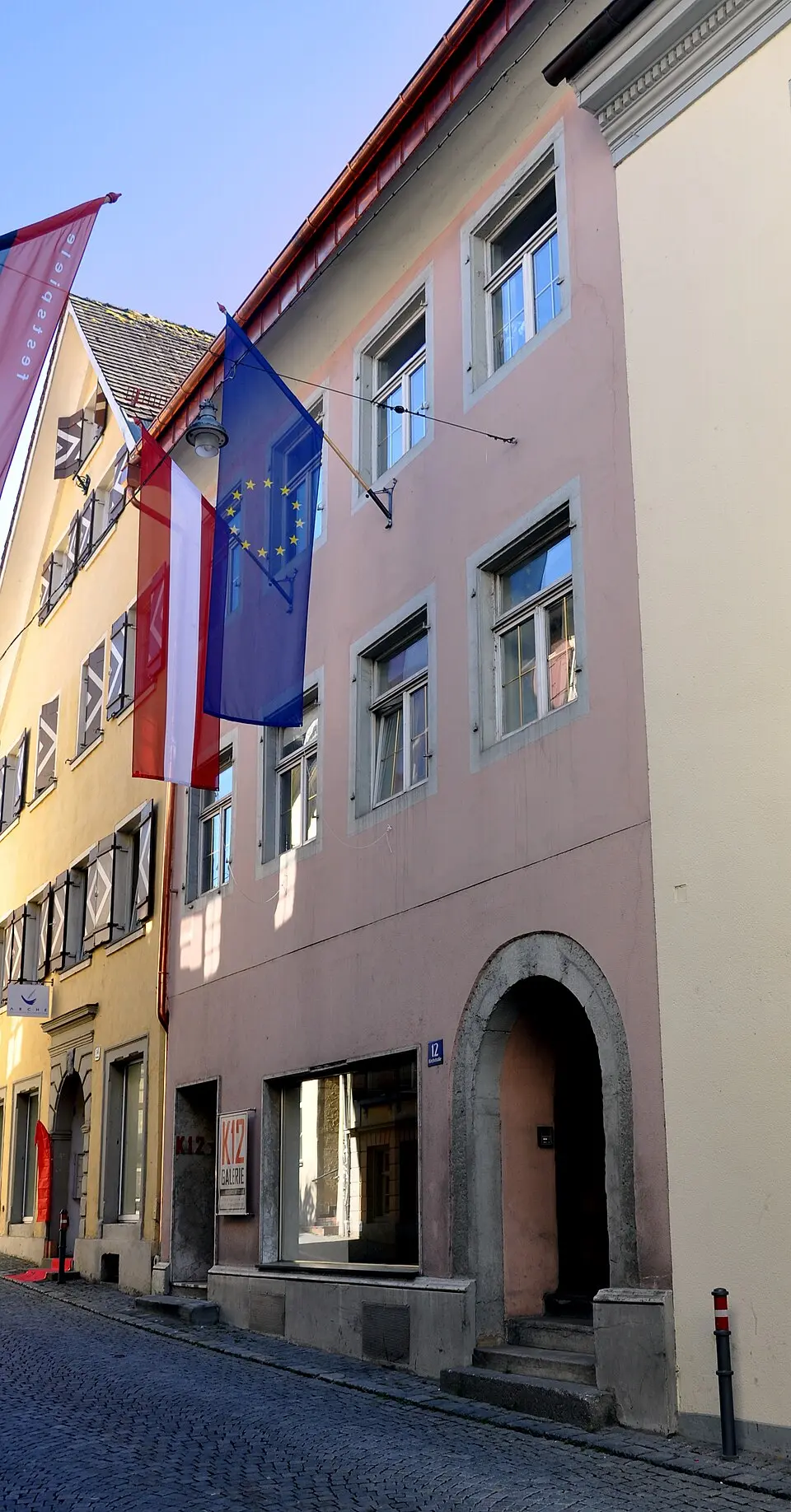 Obrázok: Photo: Andreas Praefcke · CC BY 3.0 Wohn- und Geschäftshaus