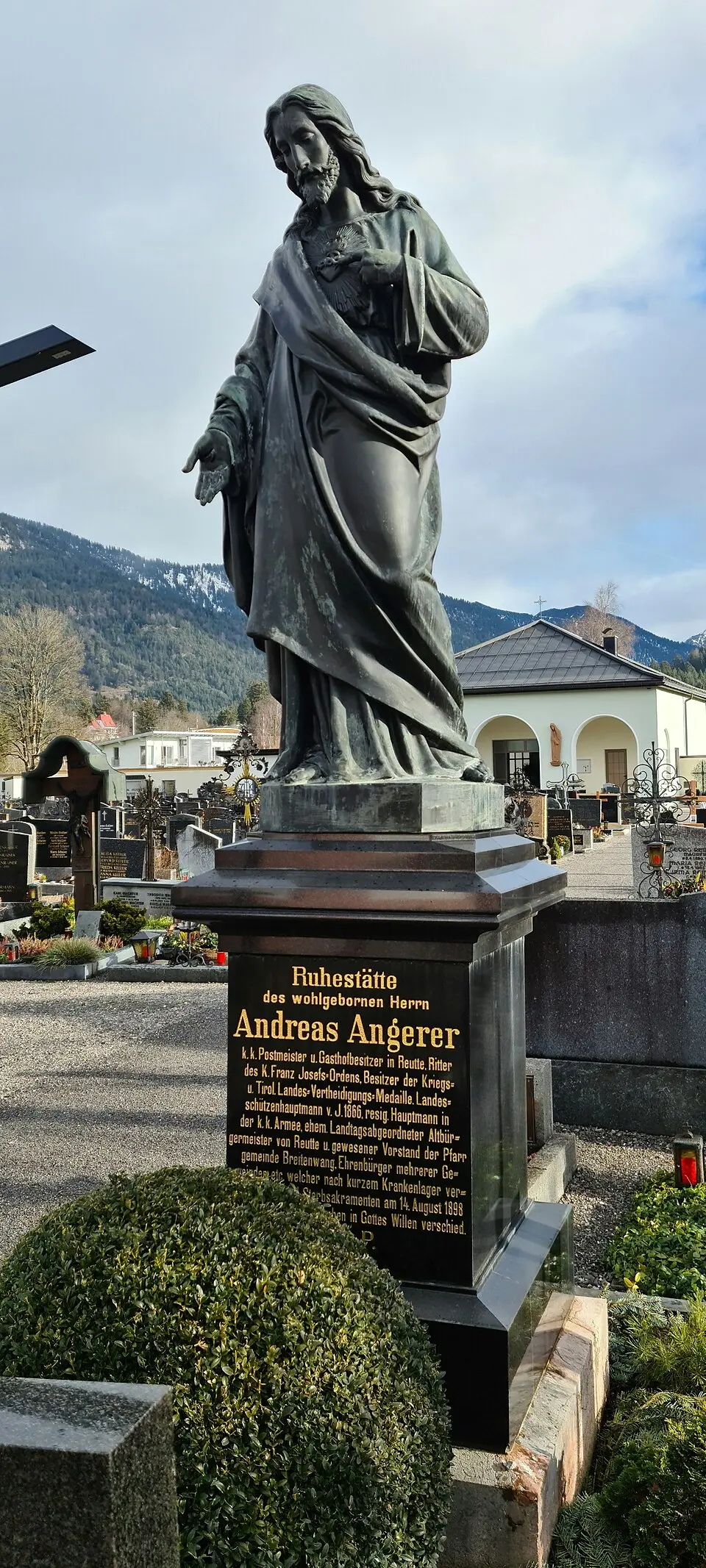 Familiengrab Angerer, Herz-Jesu-Figur