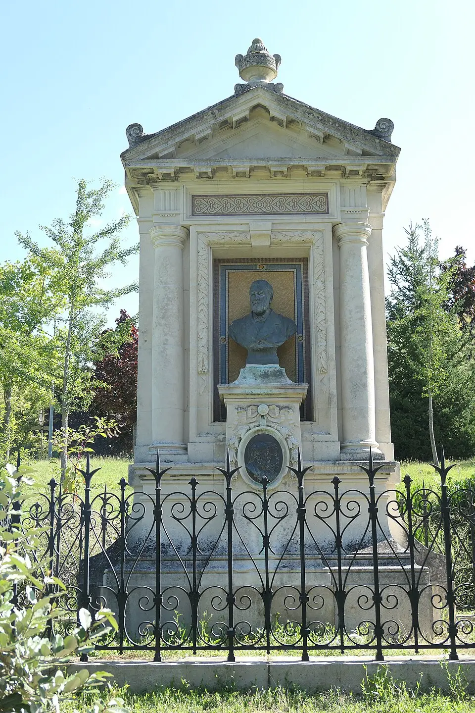 monument à Frédéric Bapterosses