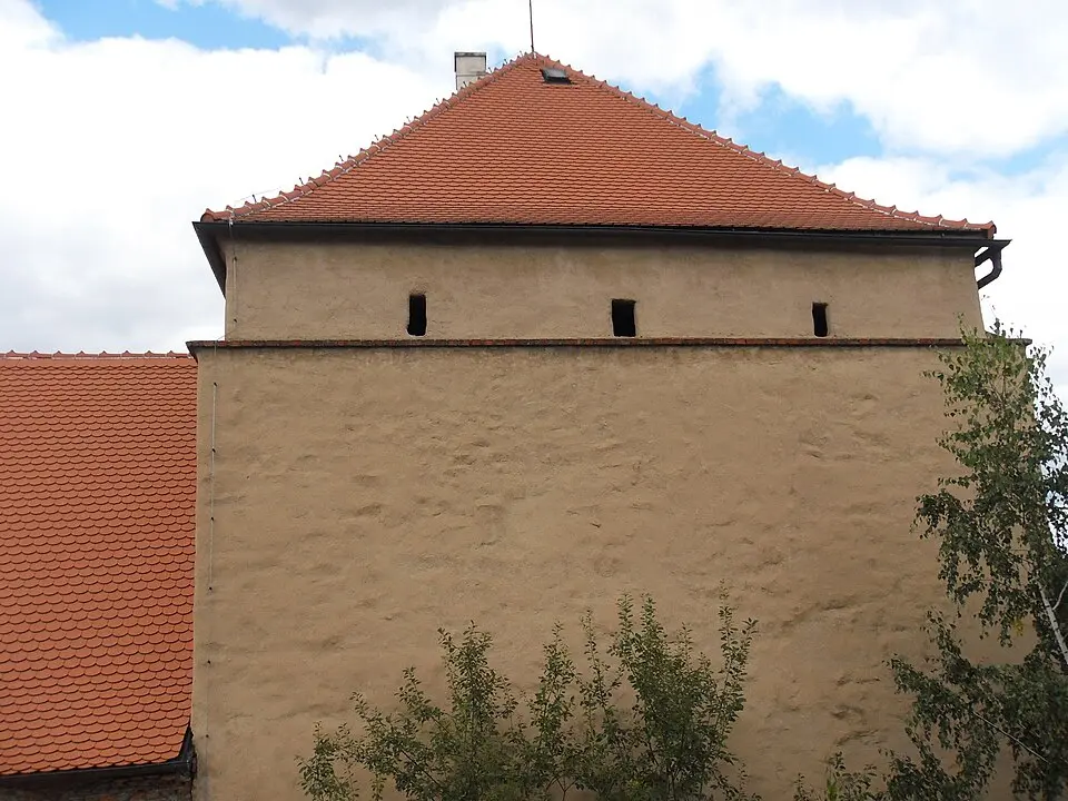 zadní palác s hranolovou věží