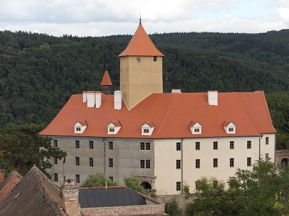 palác s břitovou věží