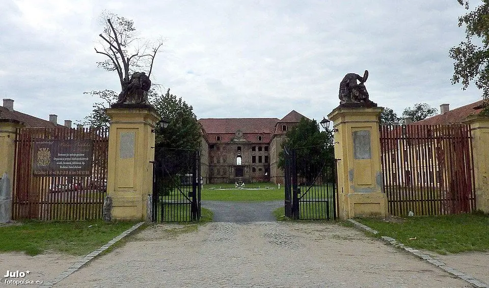 Brama pałacowa