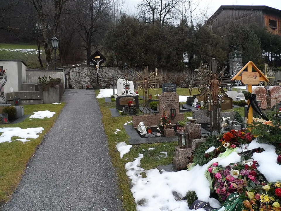 Friedhof mit Friedhofskreuz
