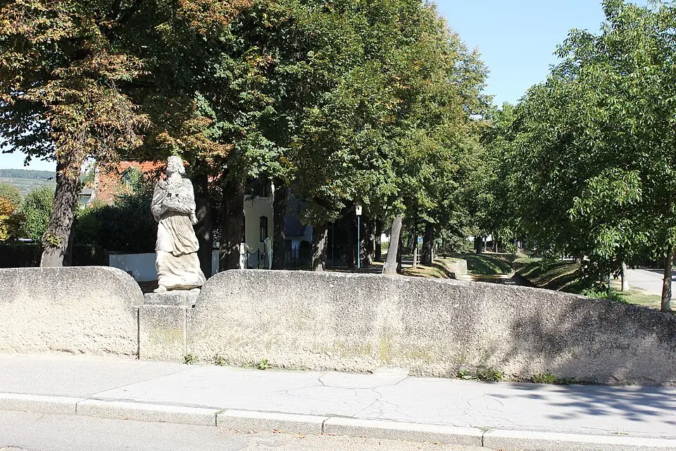 Straßenbrücke mit Figurenbildstock hl. Johannes Nepomuk