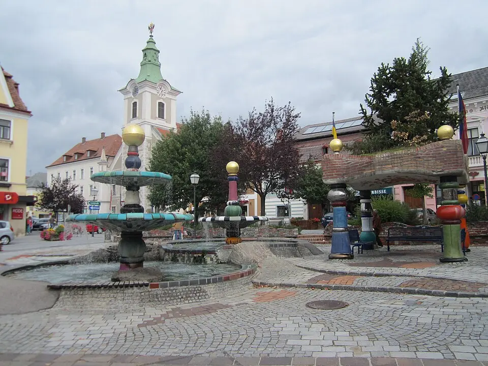 Obrázok: Kwerdenker · CC BY-SA 3.0 Hundertwasserbrunnen Zwettl