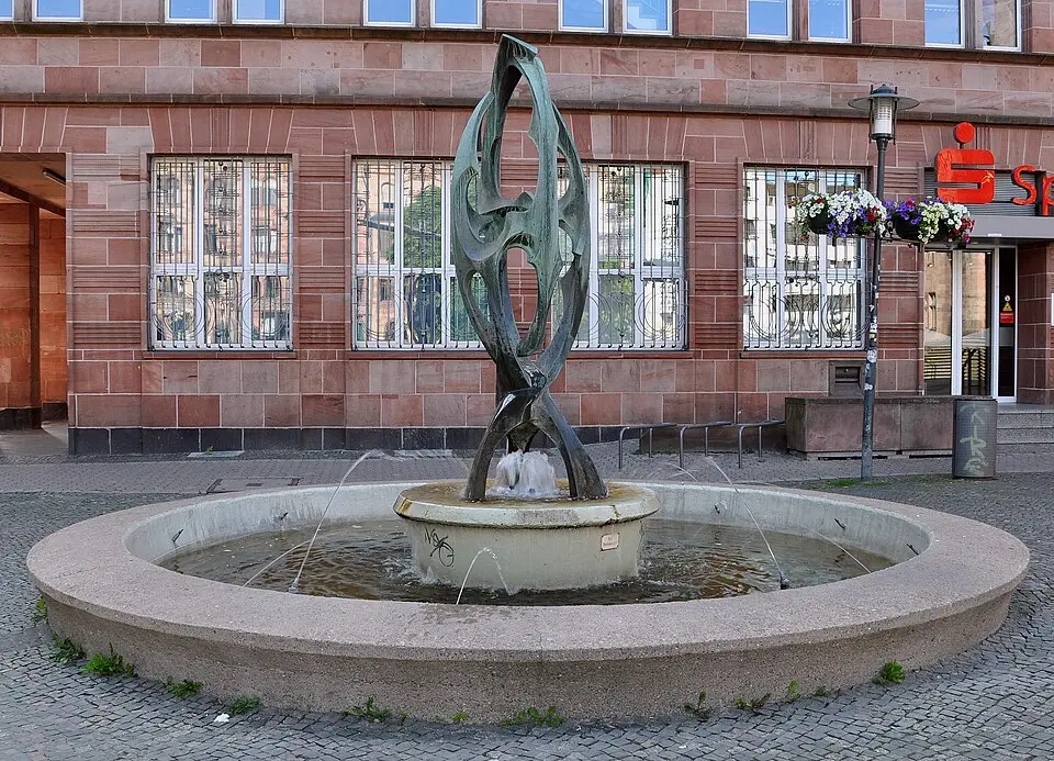 Obrázok: Anna16 · CC BY-SA 3.0 Brunnen am Rathausplatz
