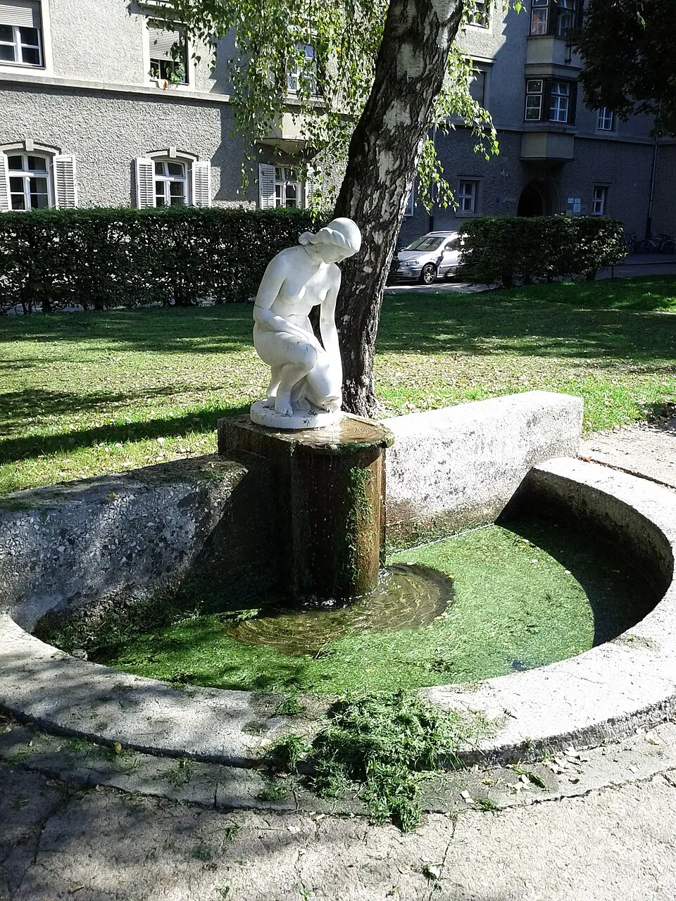 Image: Leitzsche (talk) · CC BY-SA 3.0 AT Brunnen, Mädchen mit Krug