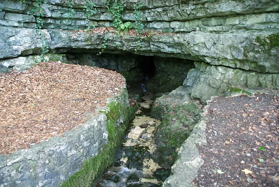 Brunnensteighöhle