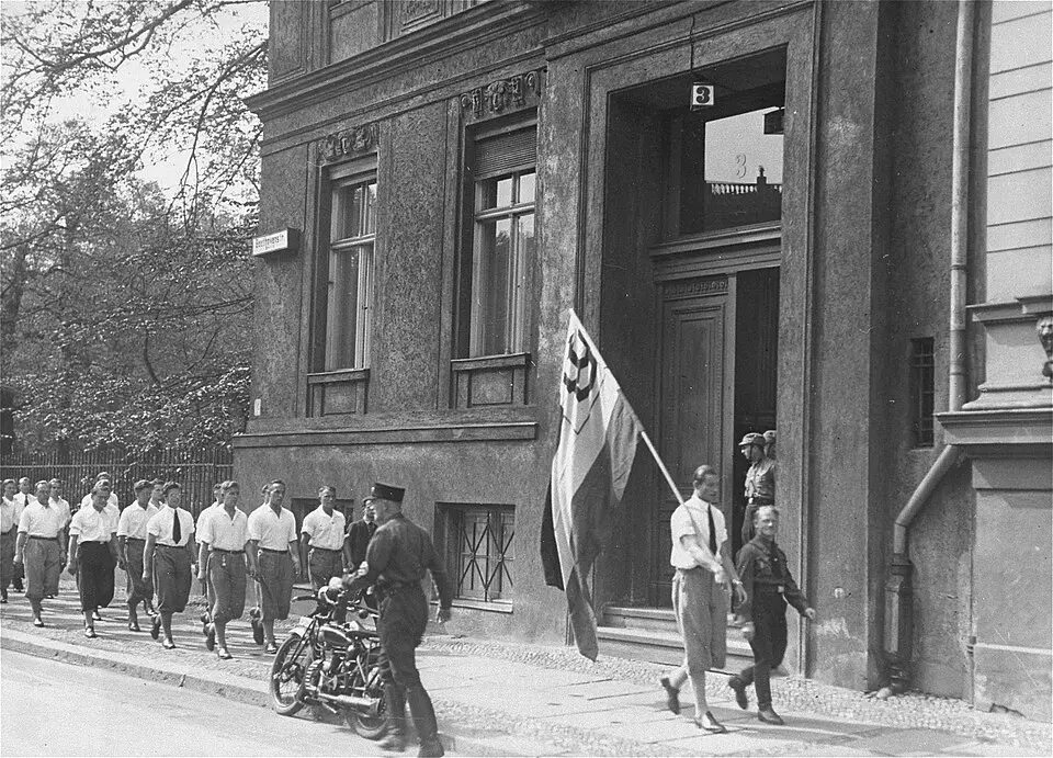 Image: United States Holocaust Memorial Museum, Photograph 01625 http://digitalassets.ushmm.org/photoarchives/detail.aspx?id=26346 · Public domain Institut für Sexualwissenschaft