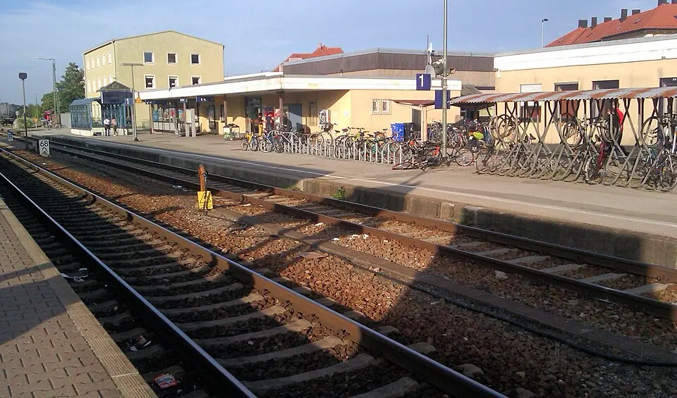 Slika: Jensibua · CC0 Bahnhof Buchloe