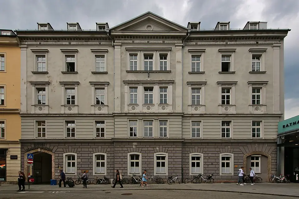 Gymnasiumsgebäude Adolf-Pichler-Platz 1