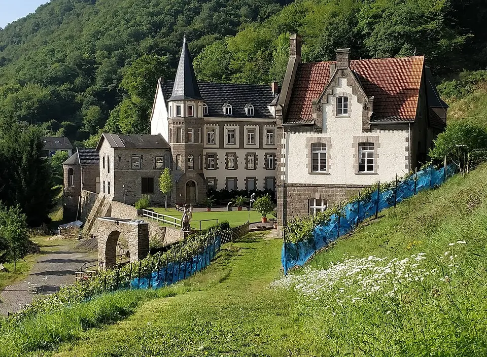 Bild: Burg Brohleck · CC BY-SA 4.0 Schloss Brohleck