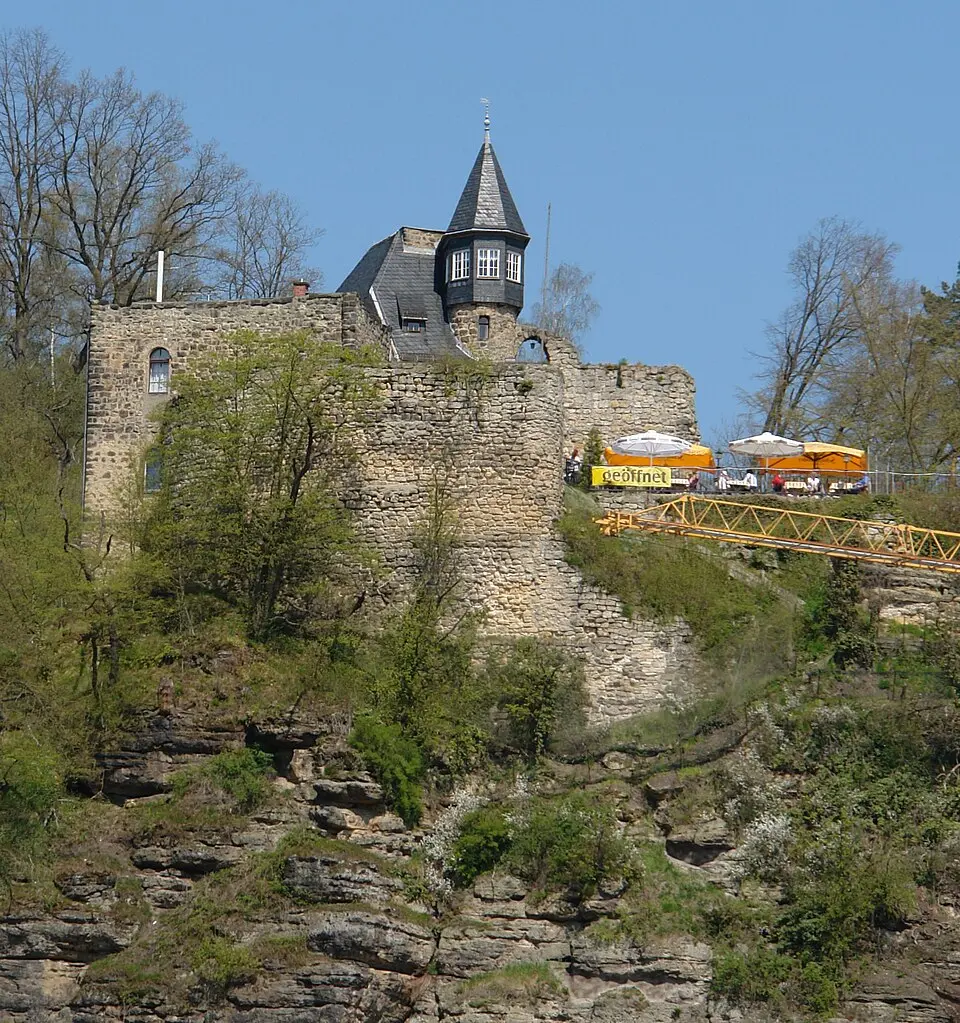 Ehemalige Burganlage mit Wohnturm, Vorhof, Innenhof und Umfassungsmauer Am Grünbach 11