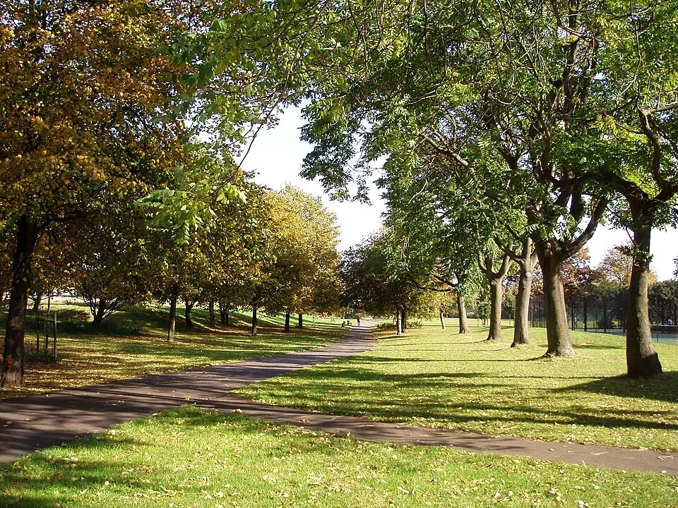 Slika: Ewan Munro from London, UK · CC BY-SA 2.0 Burgess Park