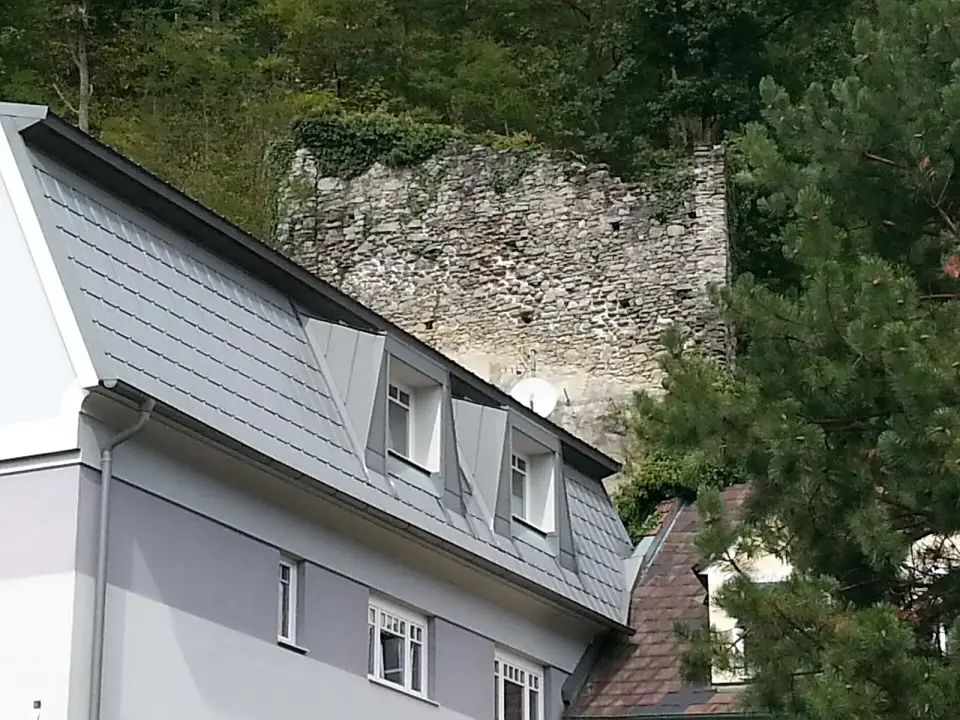Slika: Liuthalas · CC BY-SA 3.0 AT Teilstück der Wehr- und Stadtmauer