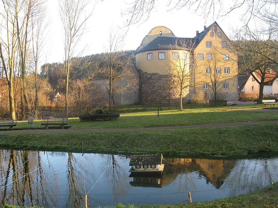 Bild: Reise-Line · CC BY-SA 3.0 Burg Burgjoß