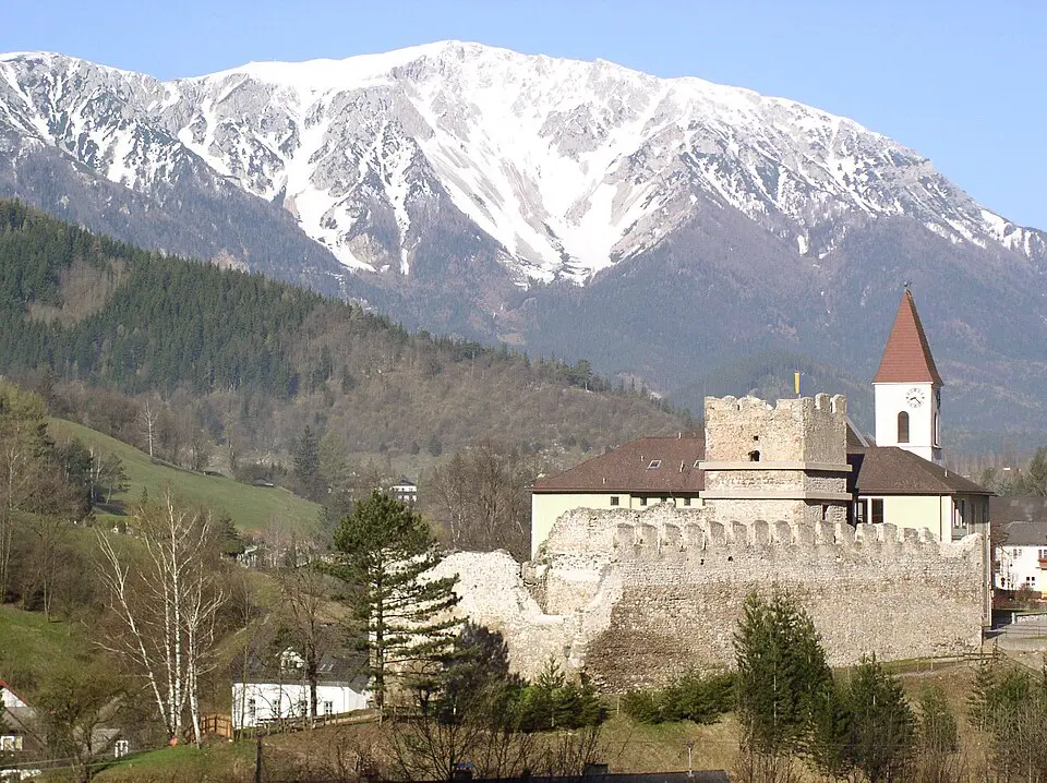 Obrázok: AnBi at German Wikipedia · CC BY-SA 3.0 DE Burgruine Puchberg