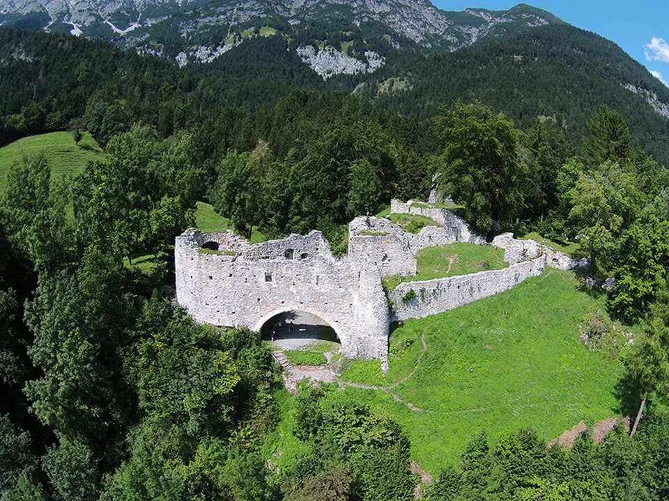 Bild: Mnolf · CC BY-SA 3.0 AT Burgruine Thaur