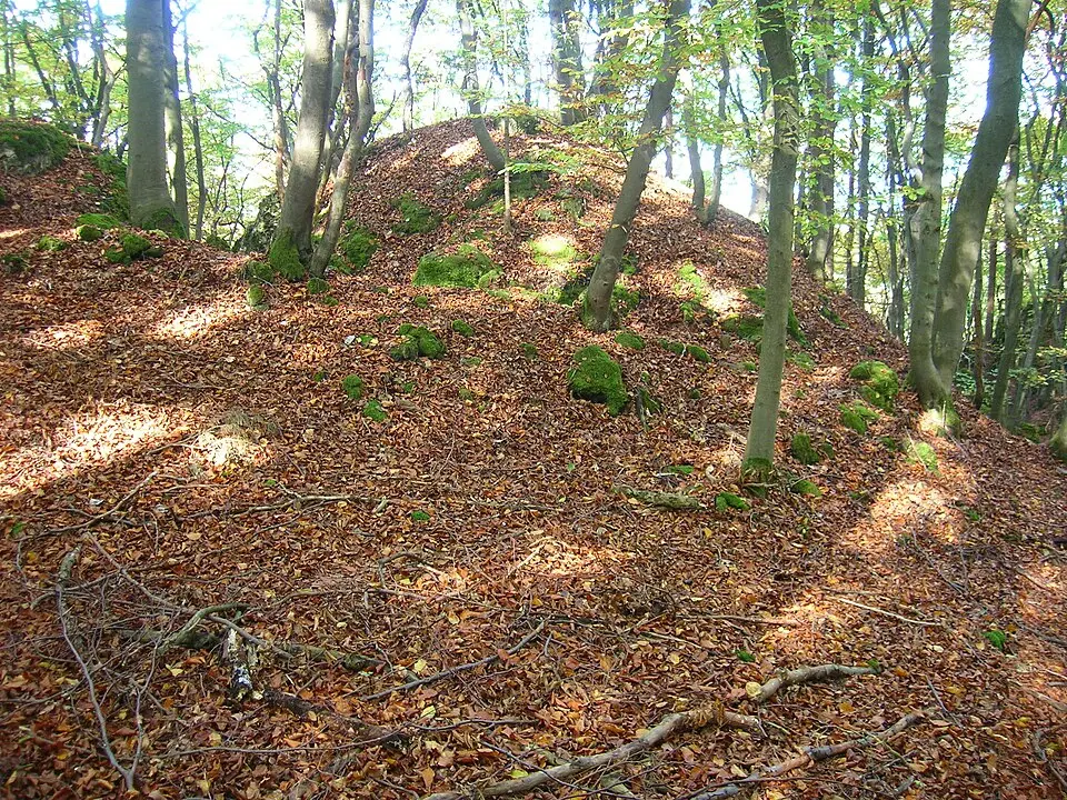 Obrázok: Sven-121 · CC0 Burgstall auf der Hasenleite
