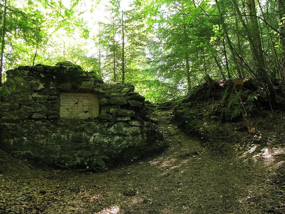 Image: Gras-Ober · CC BY-SA 3.0 Burg Hohenegg (Allgäu)