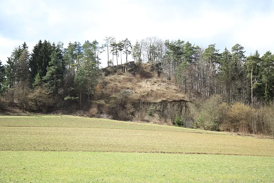 Image: Sven-121 · Public domain Burgstall Wartberg (Kosbrunn)
