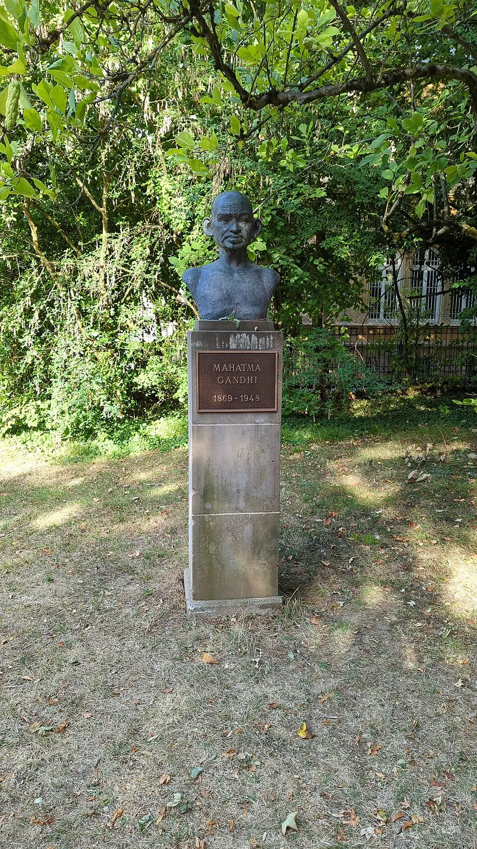 Buste vum Mahatma Gandhi am Stadpark zu Lëtzebuerg