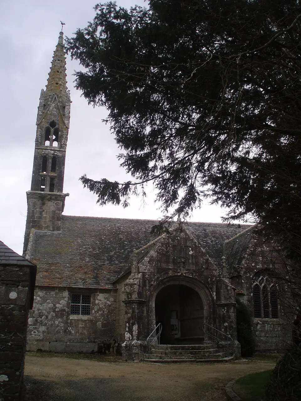 Kép: Glotz · CC BY 3.0 église Sainte-Geneviève de Loqueffret