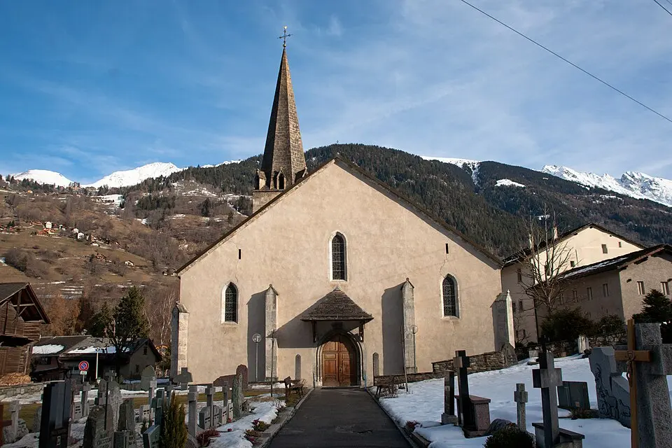 Obrázok: Ludovic Péron · CC BY-SA 3.0 Kirche Saint-Maurice mit Beinhaus und ehemaligem Pfarrhaus