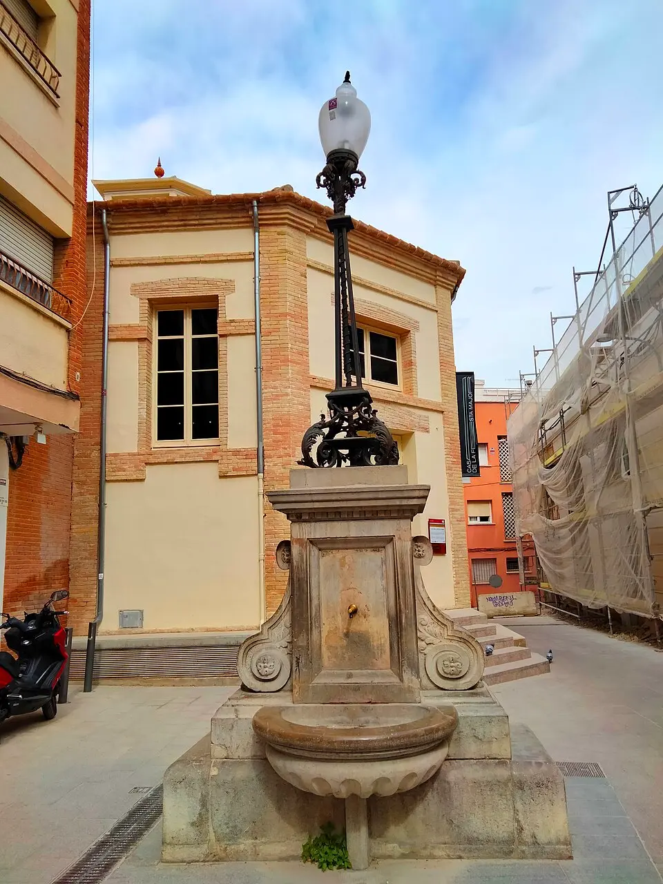 Image: Enric · CC BY-SA 4.0 Font de la plaça del Vall del Castell