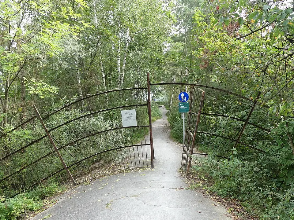 Obrázok: Reinhard Müller · CC BY-SA 4.0 Grenzgitter am Rohr