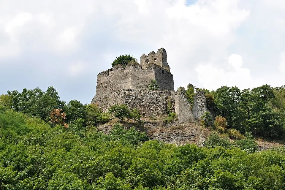 Image: Patrik Kunec · CC BY-SA 4.0 Čabraď Castle