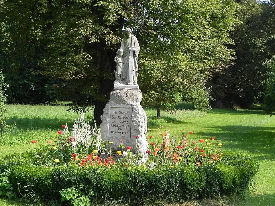 Park – regularne założenie ogrodowe za pałacem, wraz z zachowanym drzewostanem, układem zieleni, alejami, drzewami i osiami widokowymi