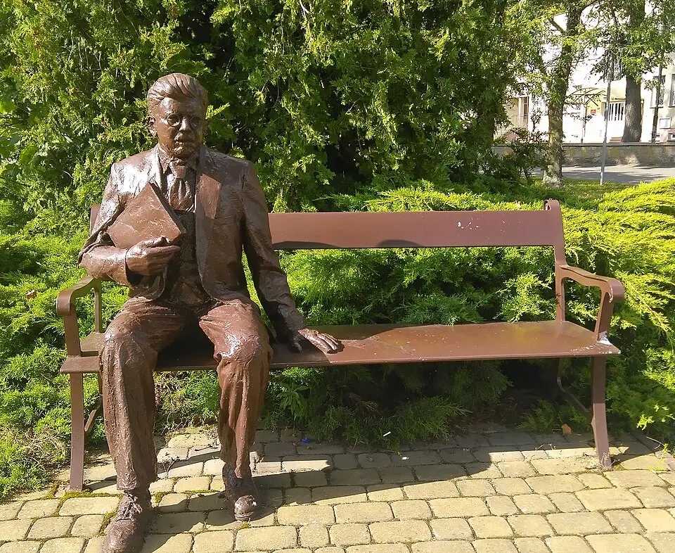 Ławeczka Władysława Stanisława Reymonta w Kobielach Wielkich
