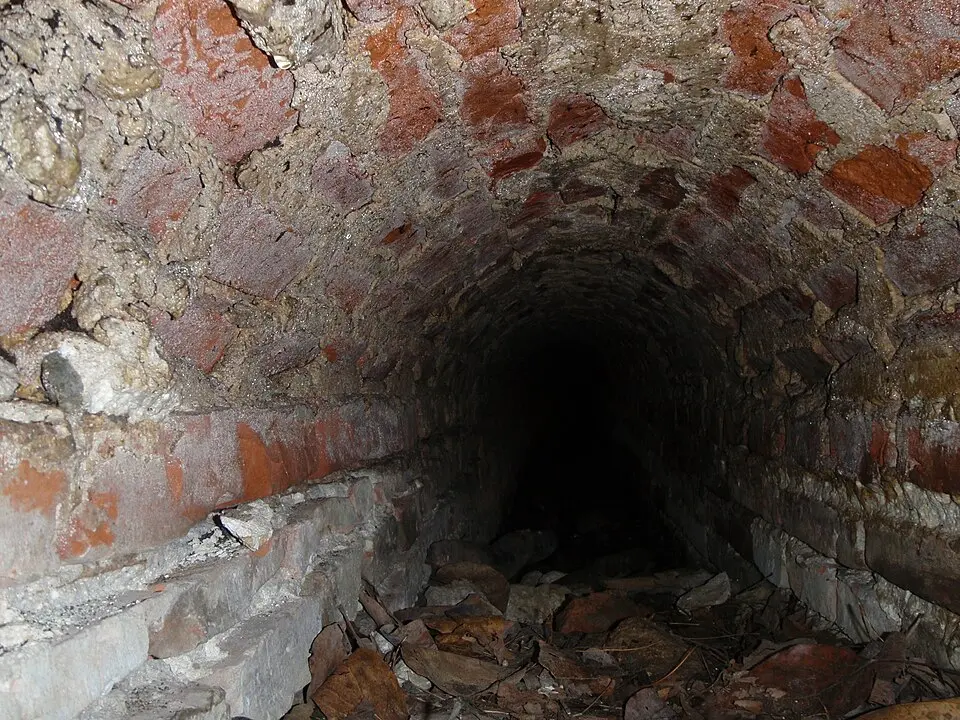 Fundamenty pałacu w Łubnicach