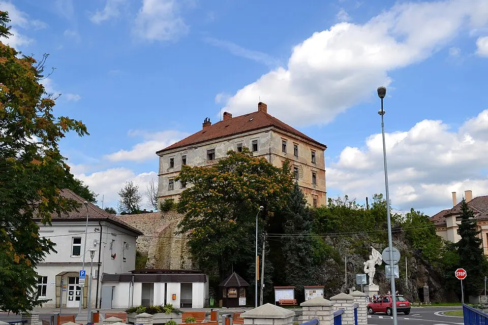 Bývalý hrad, kaštieľ
