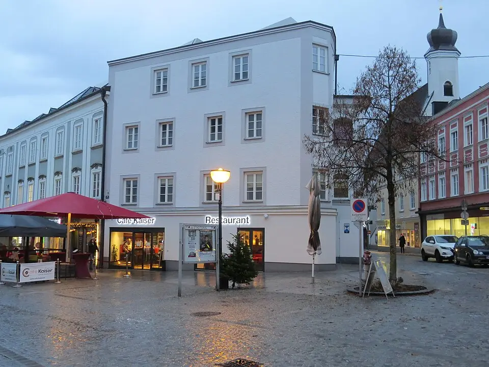 Wohn- und Geschäftshaus