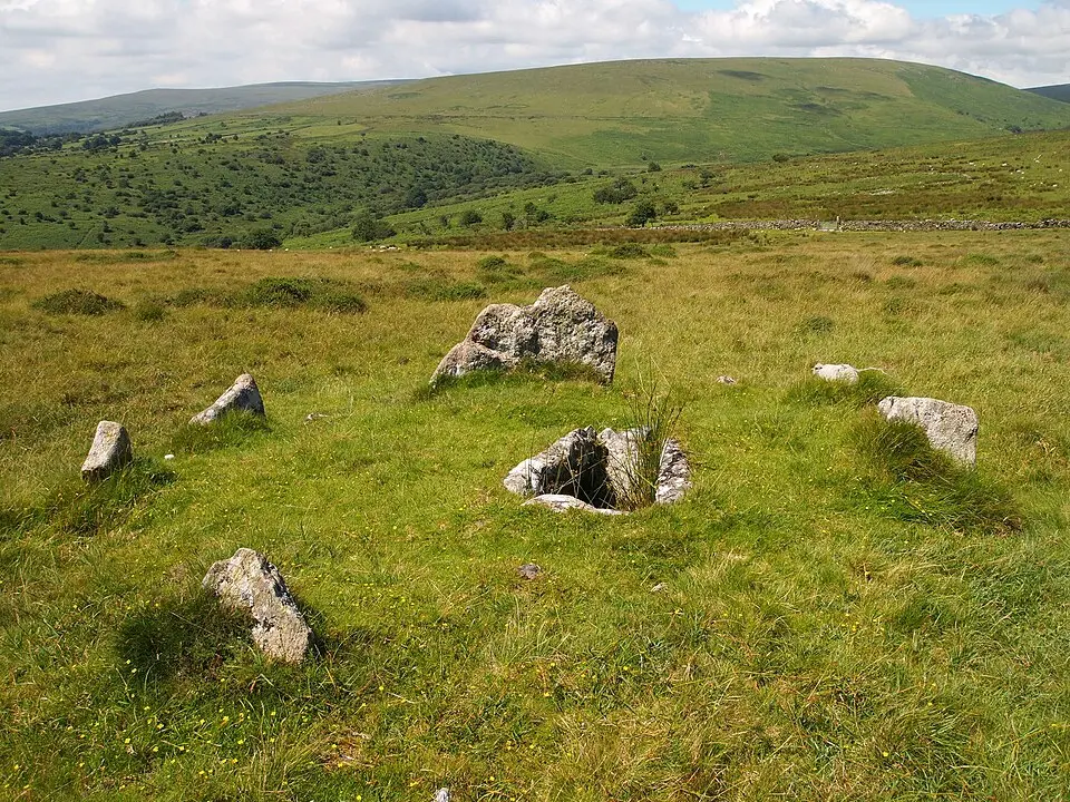 Cist and retaining kerb south-east of Lower Piles